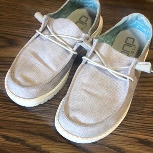 Hey dudes size 6
